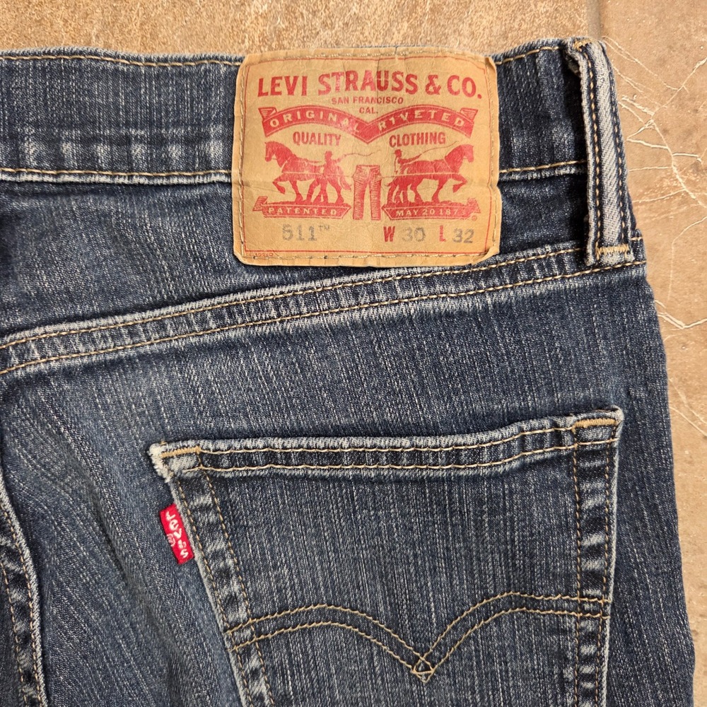 Levi Strauss Co 511 Womens Jeans Dark Wash Slim Fit Size 30x32 Distressed Hem - Picture 6 of 6